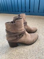 Schöne Damen Schuhe Stiefel Leder braungrau Hessen - Kassel Vorschau