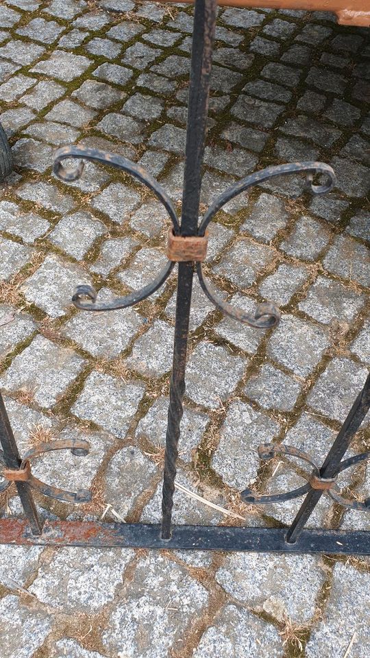 Schmiedeeisernes Gitter in Utzberg