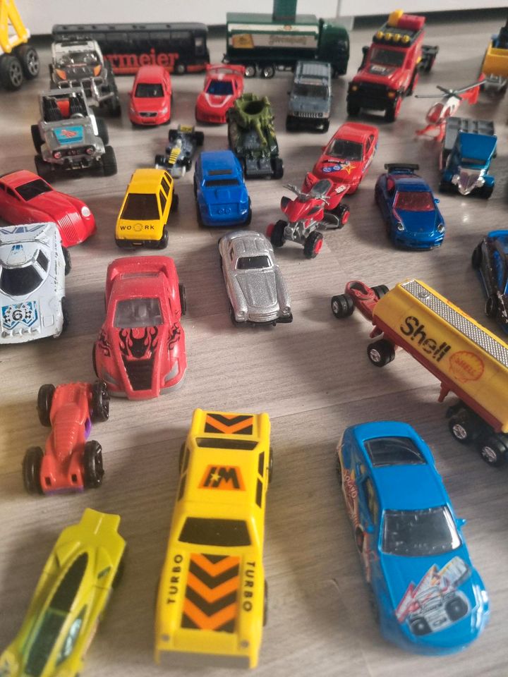 Sammlung Spielzeugautos versch.Marken Hot Wheels,Majorette usw. in Wesel