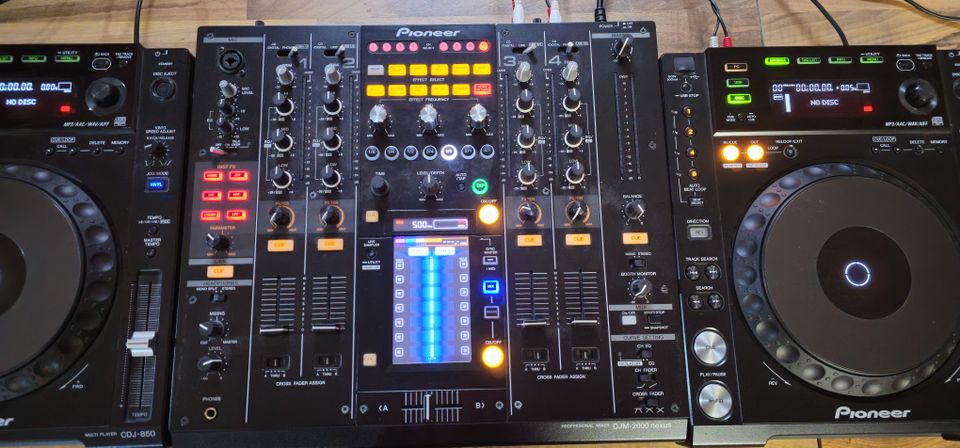 Set, Pioneer DJM 2000nx + 2x CDJ 850k + 3x Case in Brilon