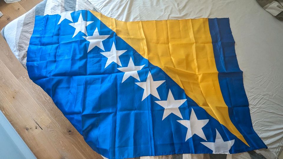 NEU: Bosnische Flagge in Stuttgart