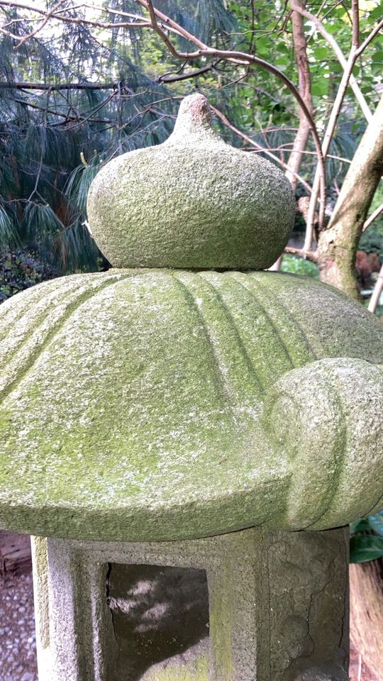 Große echte Japanische Steinlaterne aus Granit Gartendeko in Aachen