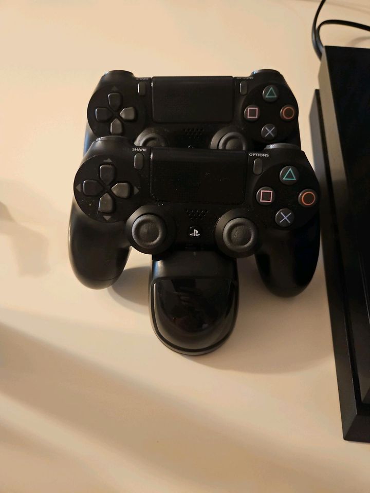 PS4 mit 2 Controller in Braunschweig