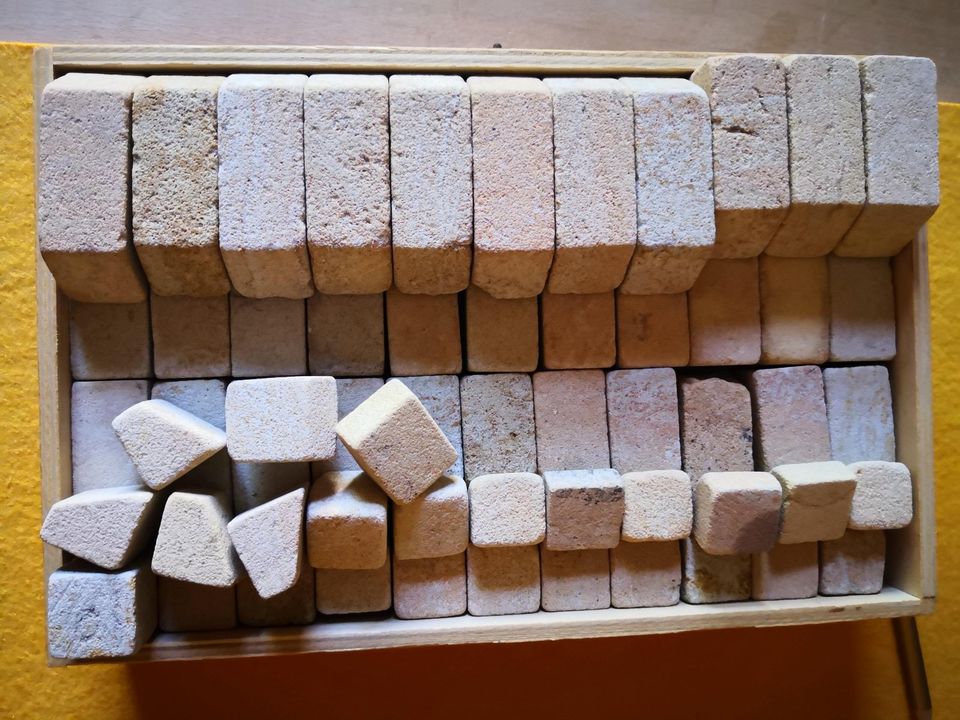 Bloxxs Bausatzkasten Bauklötze aus Sandstein und Holzkonstruktion in Krefeld