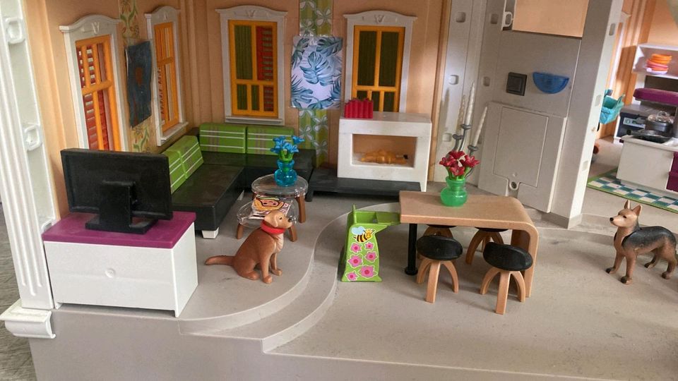 Konvolut Playmobil u.a.  Villa 5302 sechsstöckig mit Zubehör in Leese