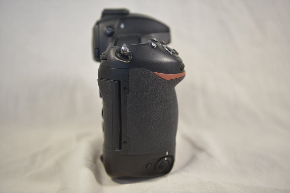 Nikon D5 (XQD) - 49.341 Auslösungen in Bielefeld