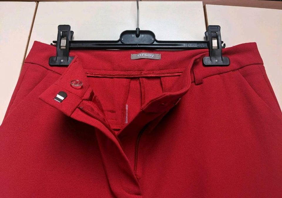 Rote Stoffhose weit Businesshose rot aus Crepesstoff Größe 38 neu in Berlin