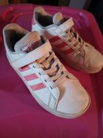 Schuhe von Adidas weiß mit Glitzer rosa, Gr. 31 Mädchen Brandenburg - Brandenburg an der Havel Vorschau