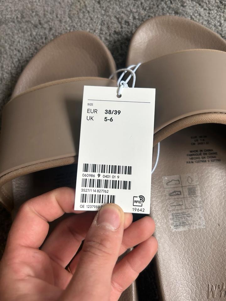Bedruckte Badesandalen Badelatschen H&M Beige H&M NEU 38-39 in Berlin