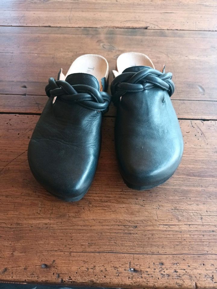 Think Leder Clogs Pantoffeln Gr.42 in Kloster Lehnin