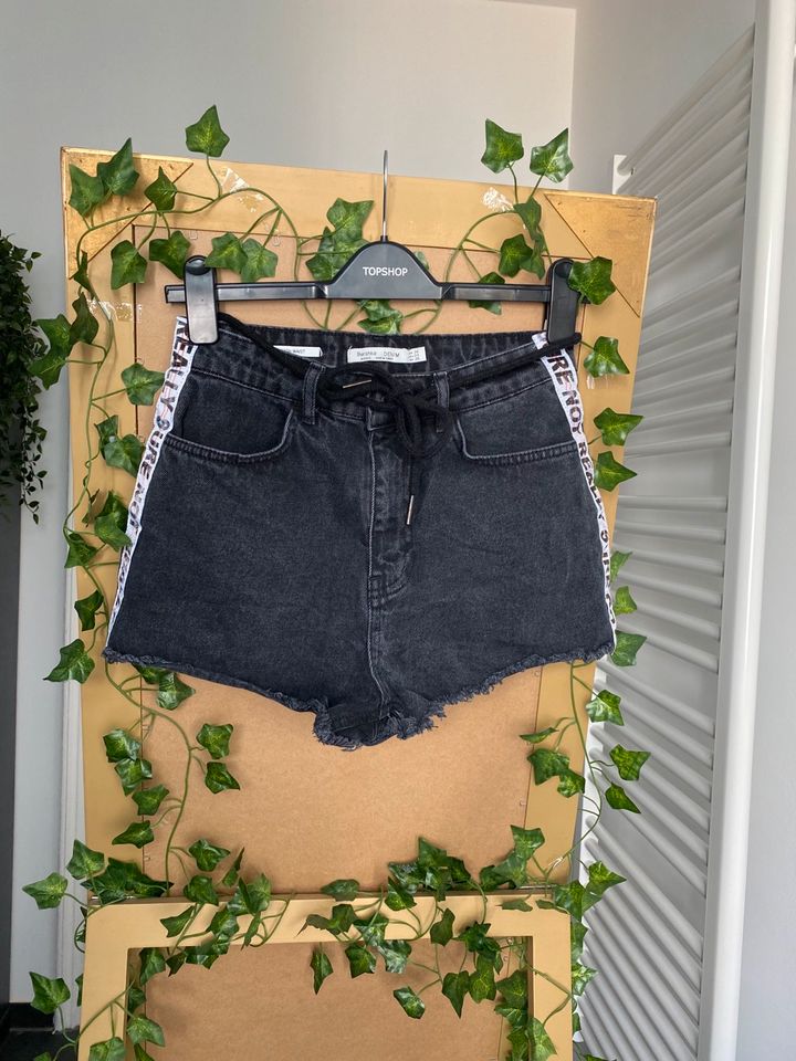 Bershka shorts schwarz mit weißen streifen hipster in München