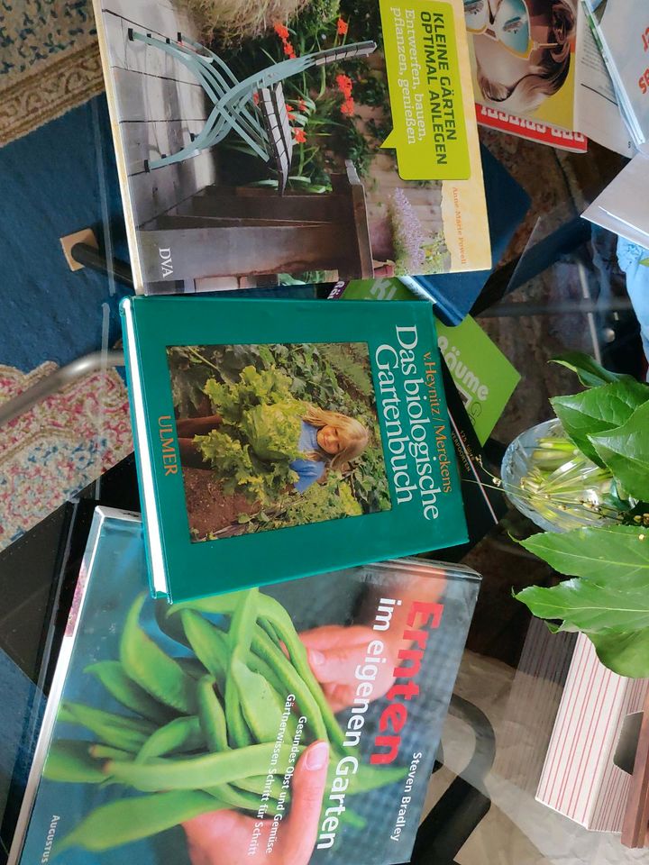 Das biologische Gartenbuch / Kleine Gärten / Ernten im eigenen in Stuttgart