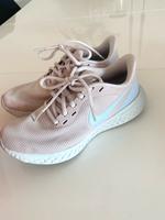 LAUFSCHUH Damen WMNS NIKE REVOLUTION 5 Größe 38 Sachsen - Neukirchen/Erzgeb Vorschau