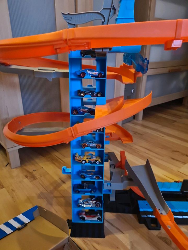 Viel extra Zubehör!! Hot Wheels Turm GWT39 in Schellerten