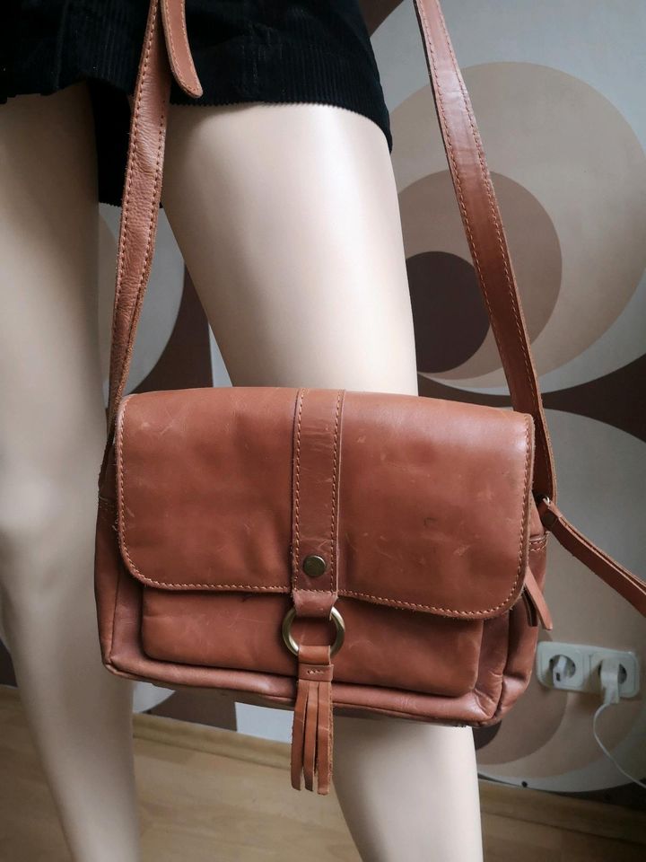 Leder-Handtasche, Saddle Bag, Quaste, cognac-braun in Köln