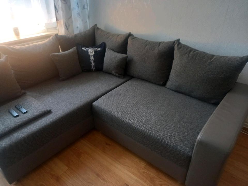 Couch mit viele Kissen schönen Feste Bast Matrial und Kunst Leder in Frankfurt am Main