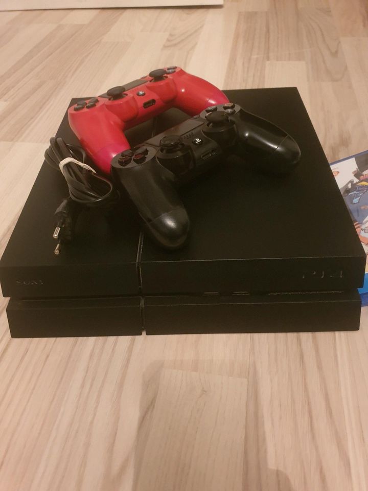 Playstation 4 mit 2 Controller und 6 Spiele in Neuenrade