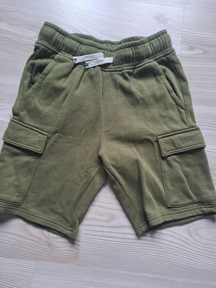 H&M Sweat-Cargohose kurz, khaki, Größe 134, sehr guter Zustand in Biebertal