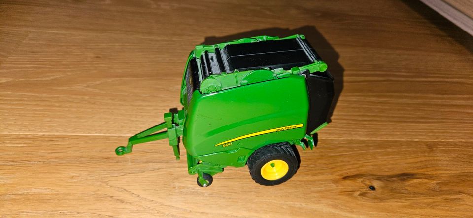 Siku Farmer John Deere Ballenpresse 1:32 Strohpresse Presse in Hauzenberg