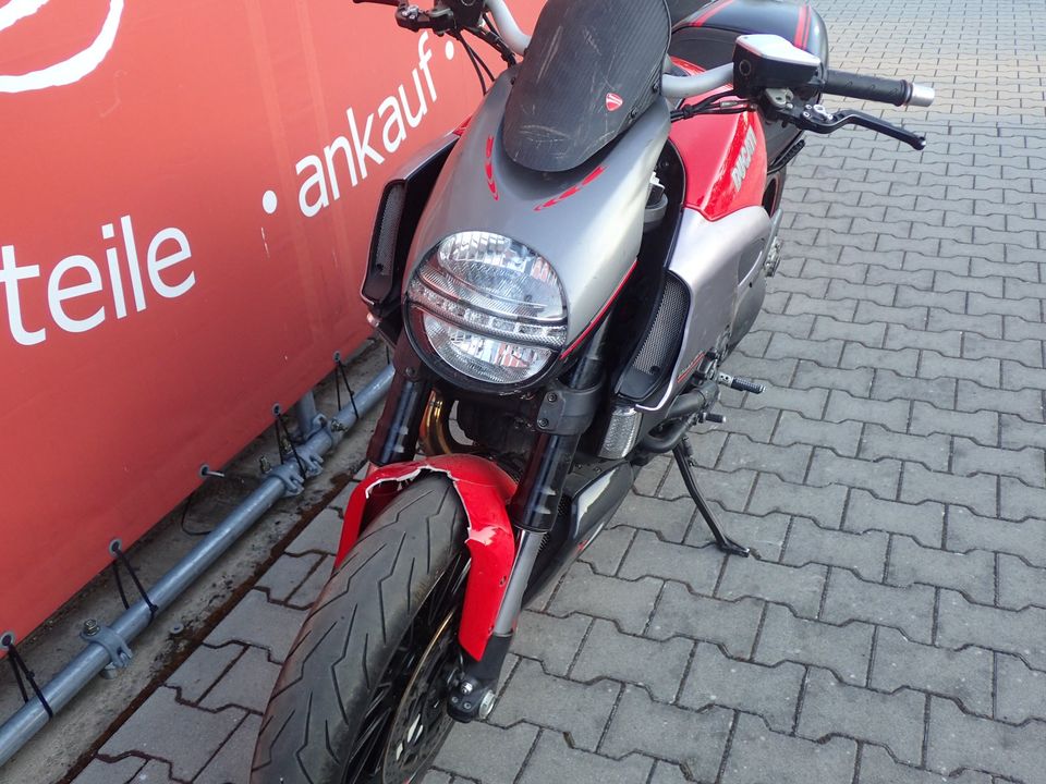 Ducati Diavel Carbon Red Rizoma Unfallschaden in Mantel