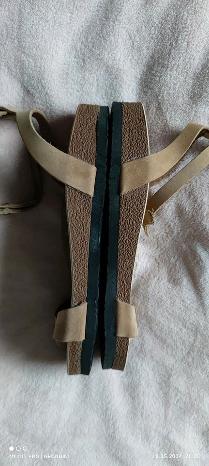 Neue Leder Sandale Zehentrenner Pantoletten Größe 39 Farbe nature in Hannover