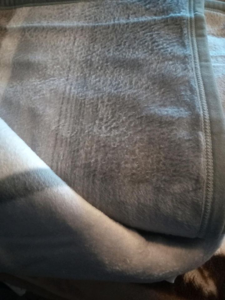 Neue Wolldecke aus Dralon in OVP. 150x200 cm kuschelig weich Rar in Tröstau