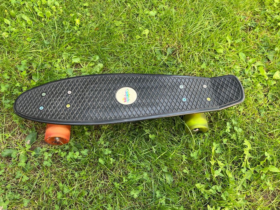 Skateboard Kinder bunte Räder Board no Rules Leuchtrollen in Bischofsheim