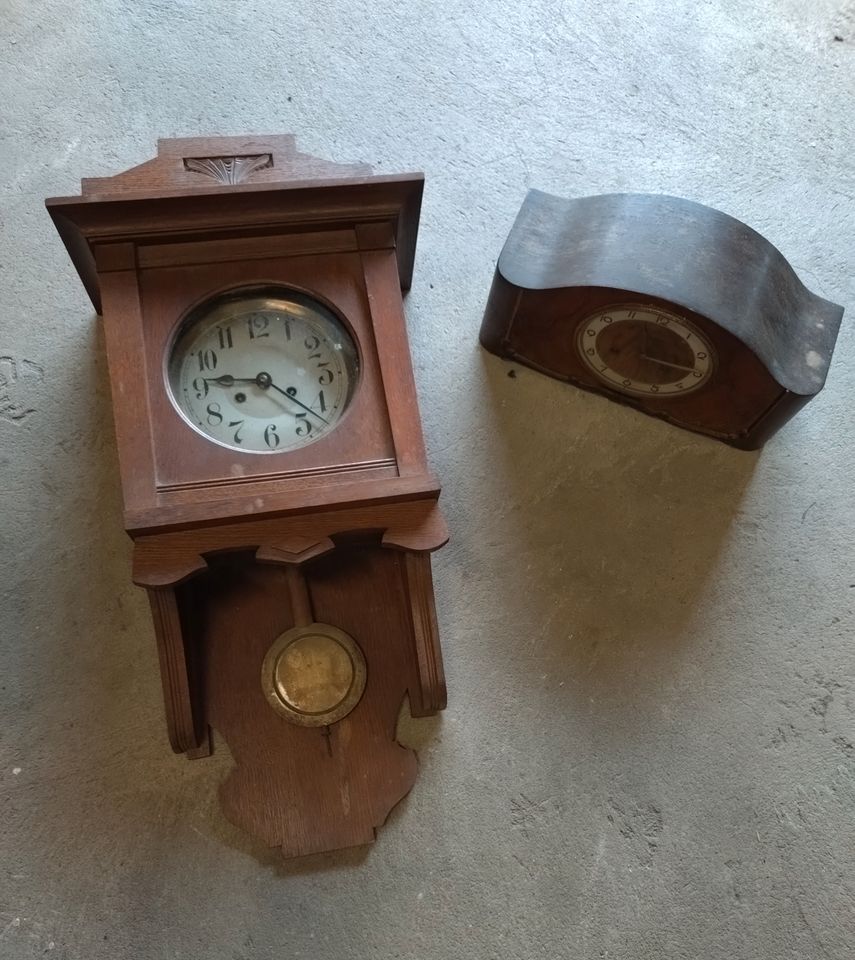 Zwei alte Uhren in Nümbrecht