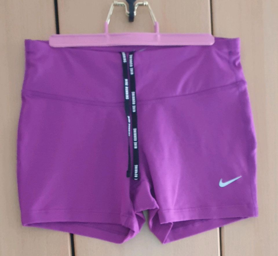 Nike Badehose Hotpants kurze leggings in der Farbe Lila Größe S in Bobingen