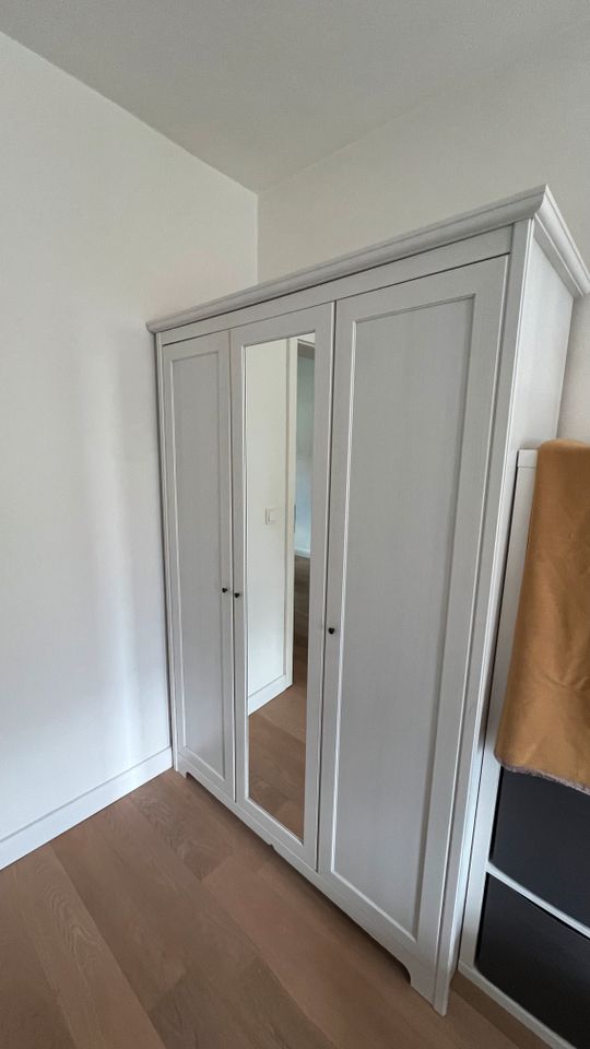Kleiderschrank Ikea mit drei Drehtüren und Spiegel in Hamburg