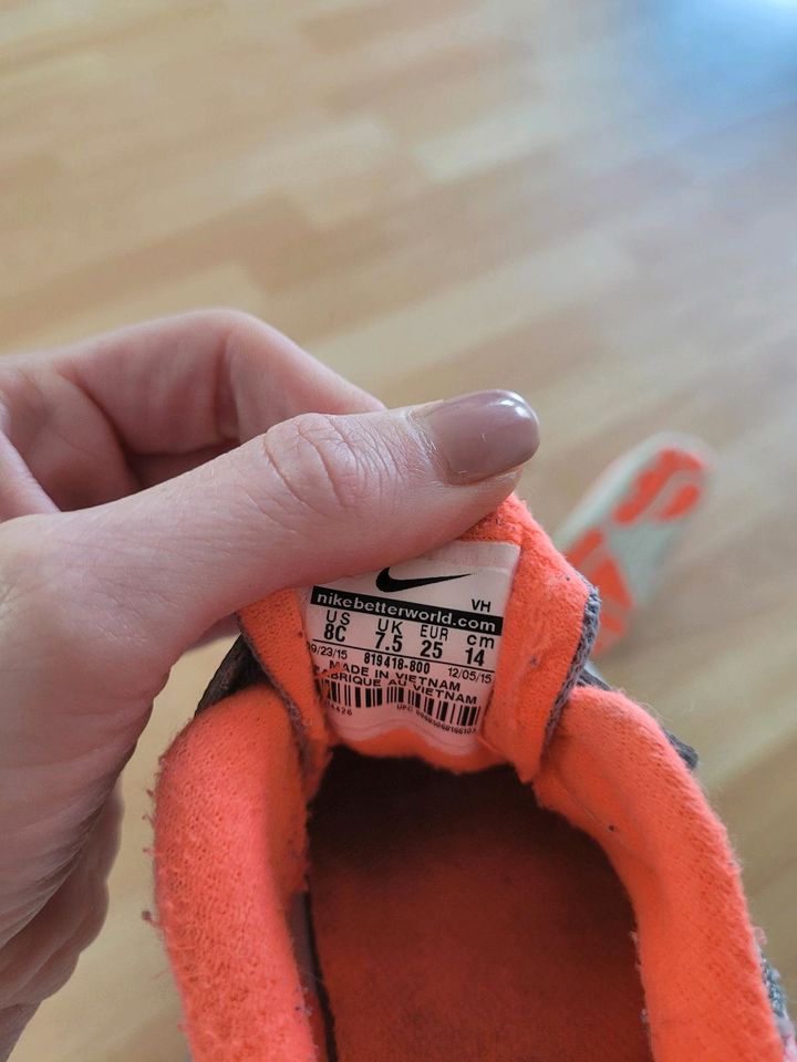 Nike Kinderschuhe gr 25 Neuwertig in Berlin