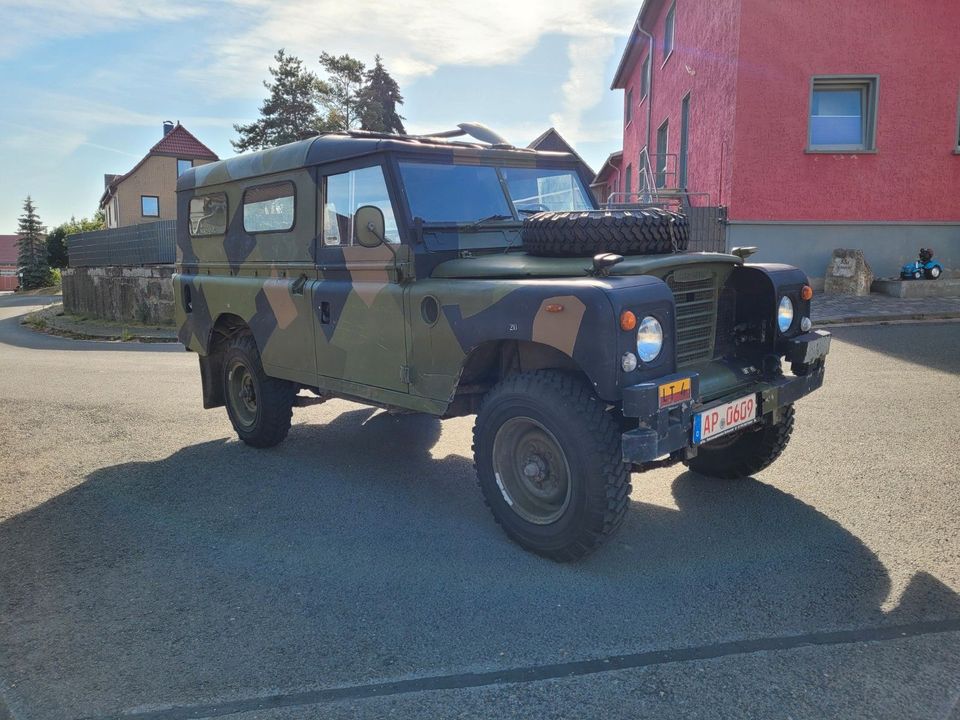 Land Rover Defender 109 H-ZULASSUNG TÜV NEU MILITÄR in Blankenhain