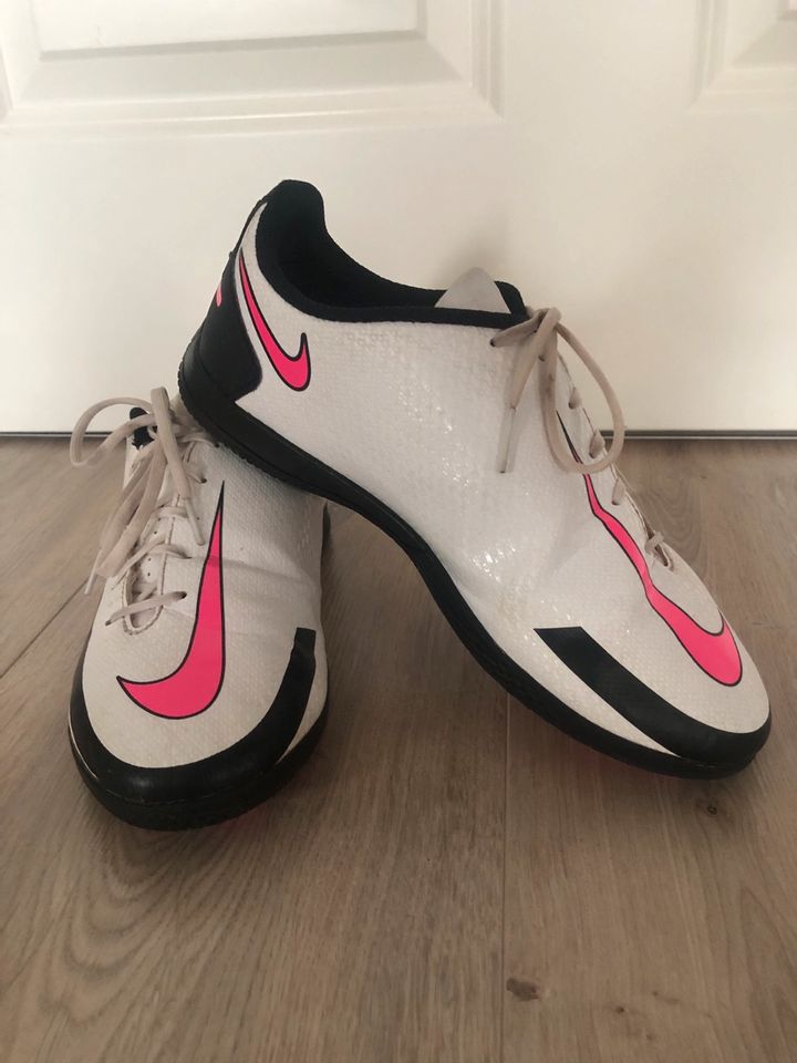 Fußball Hallenschuhe Nike gr. 38 in Pöschendorf