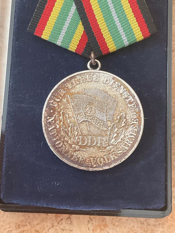 DDR Medaille / Orden / Abzeichen "Für Treue Dienste" NVA in Berlin