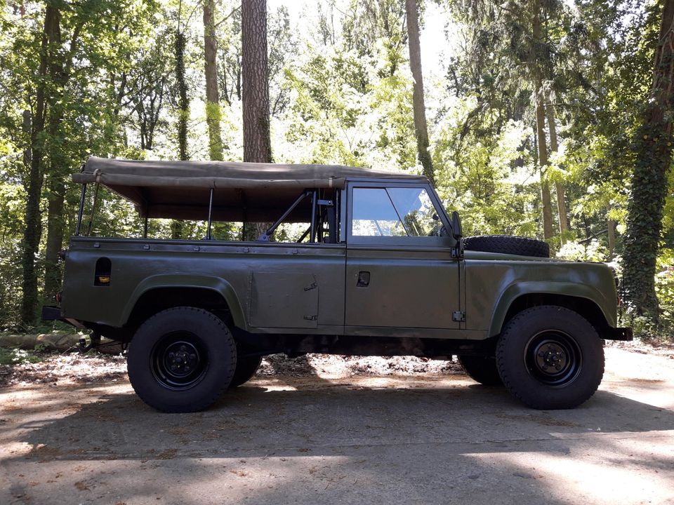 Land Rover (Defender) 110 Military soft-top LHD in Reichenwalde