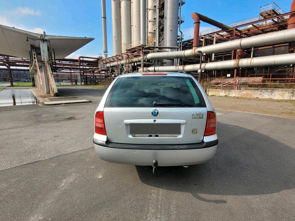 Škoda Octavia Kombi 2.0 Scheckheft gepflegt!Benziner Klima AHK in Essen