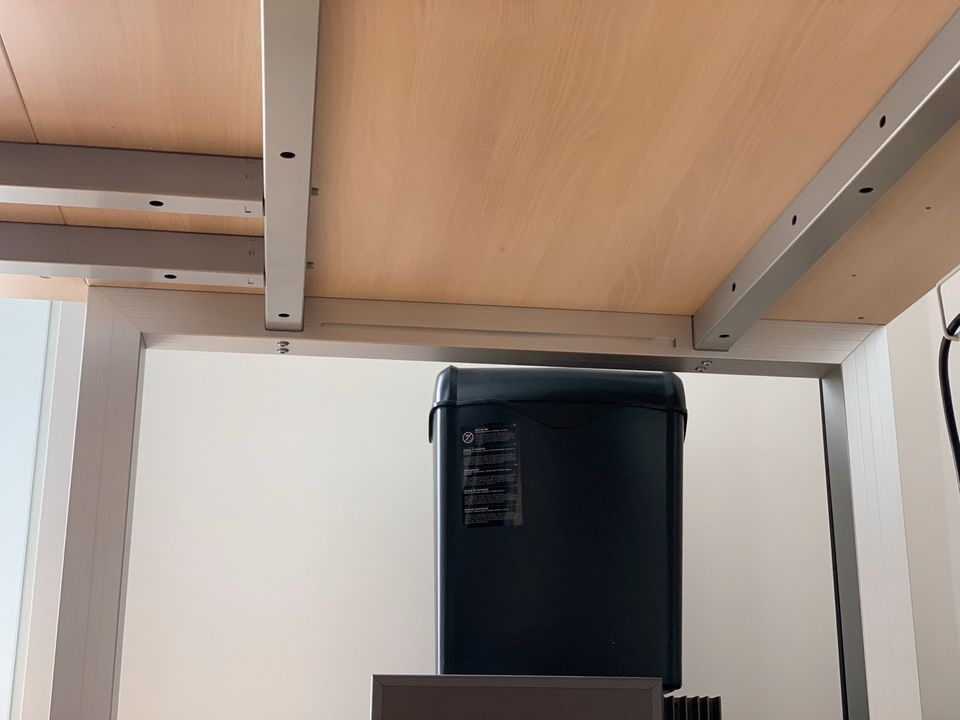 Manuell höhenverstellbarer L-Form Schreibtisch mit Rollcontainer in Wolfsburg