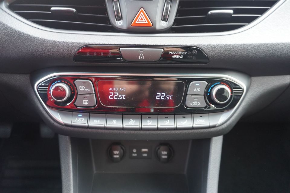 Hyundai i30 1.4 T-GDI Passion + LED Navi Panorama AHK in Dresden