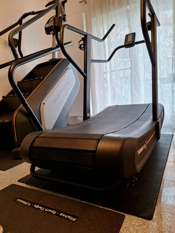 Laufband Taurus curved treadmill run x in Centrum