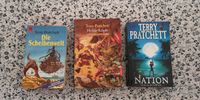 Terry Pratchett - 3 Taschenbücher / 4 Romane - Scheibenwelt Pankow - Prenzlauer Berg Vorschau