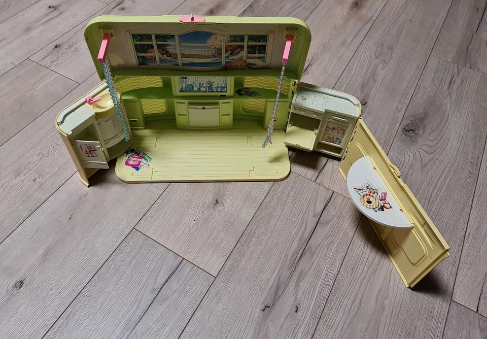 Barbie Haus als Koffer mit integrierten Radio Spielhaus in Sommersdorf