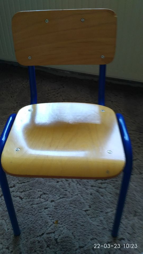 Kleine Kinderbank und kleiner Stuhl in Putzkau