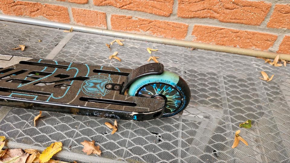 MGP MGX P1 Pro Stunt Scooter schwarz Blau in Wentorf