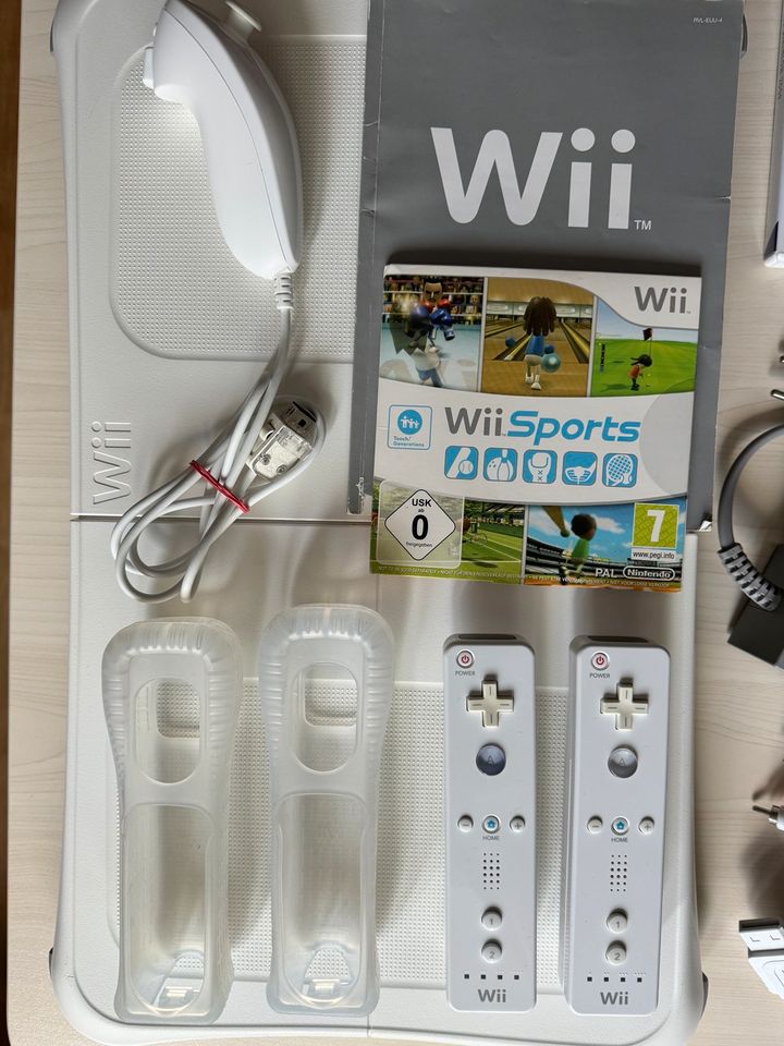 Nintendo Wii Konsole / Board / 2 Controller / 2 Spiele in Freiburg im Breisgau