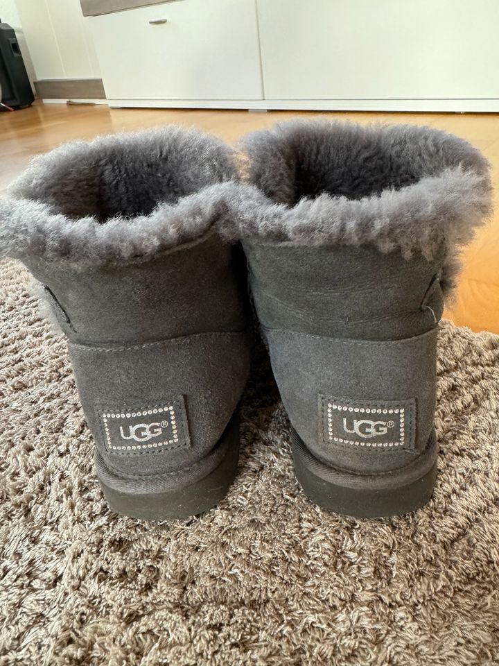 Uggs Grau mit Bailey Button mit Swarovski Kristallen in Obertshausen