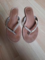 Ugg Flipflops Leder braun Gold Gr. W10 wie 41/42 Frankfurt am Main - Nordend Vorschau