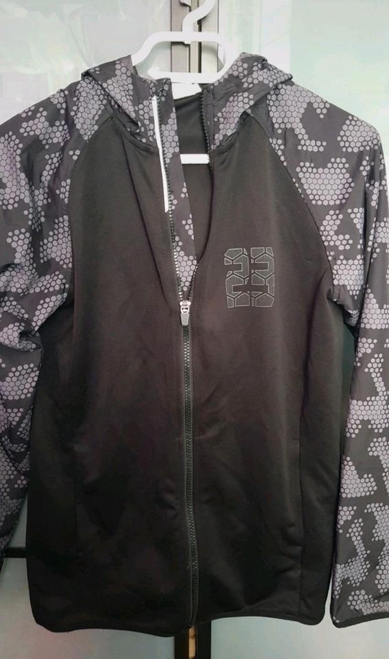 H&M Sport Jungen Jacke Gr. 158/164 in Bremen