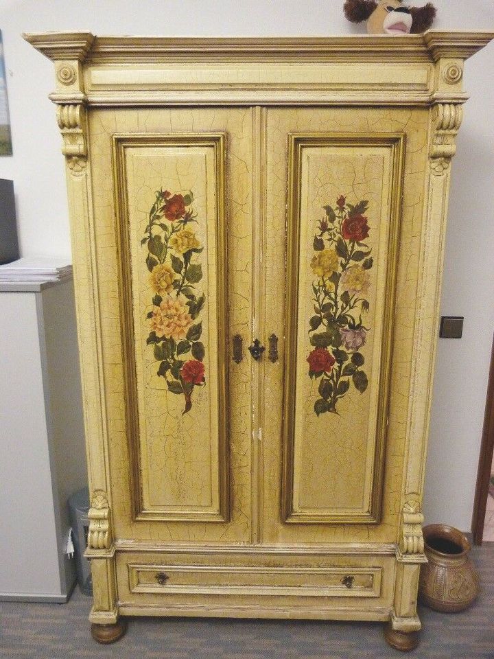 Antiker Bauernschrank mit floralen Motiven, ca. 230 Jahre alt in Dortmund