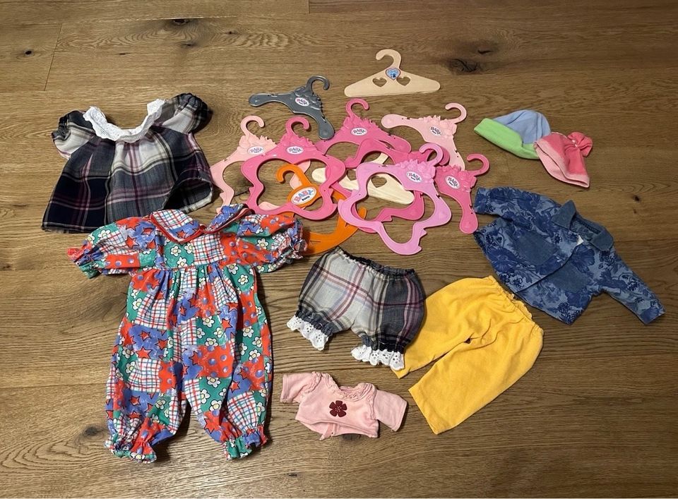 Babyborn Puppen Zubehör Kleidung Kleiderbügel in Hebertsfelden