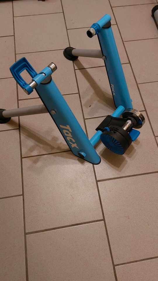 TACX Rollentrainer mit spezial Rennradmantel in Missen-Wilhams